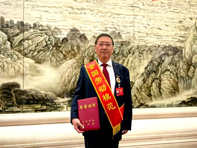 喜報(bào)！中國(guó)有研熊柏青榮獲“全國(guó)勞動(dòng)模范”稱號(hào)